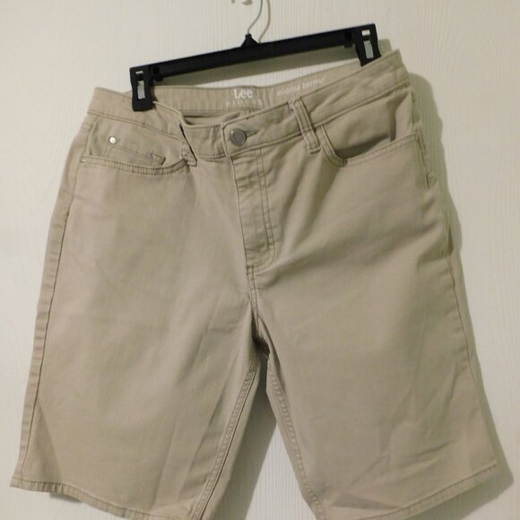 Womens Lee Midrise Burmudas  Size 12M - Picture 1 of 3